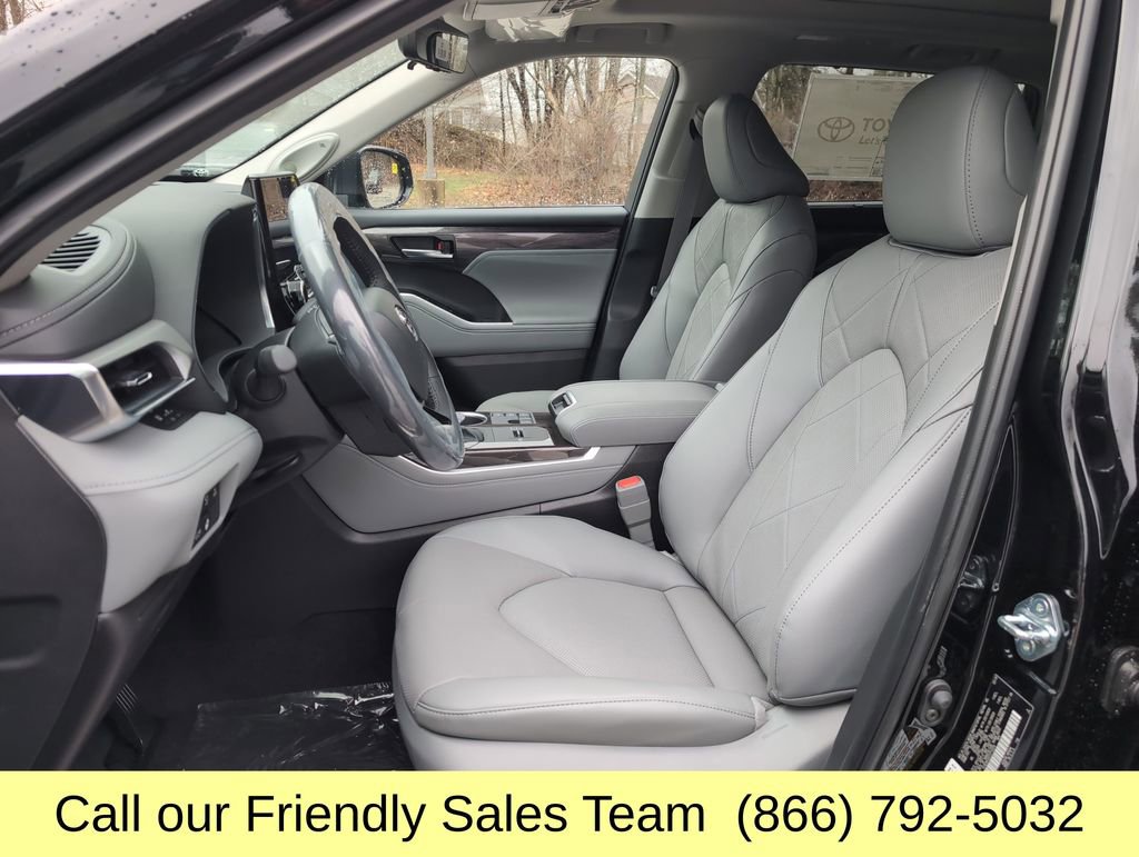 New 2026 Toyota Highlander Platinum image 9