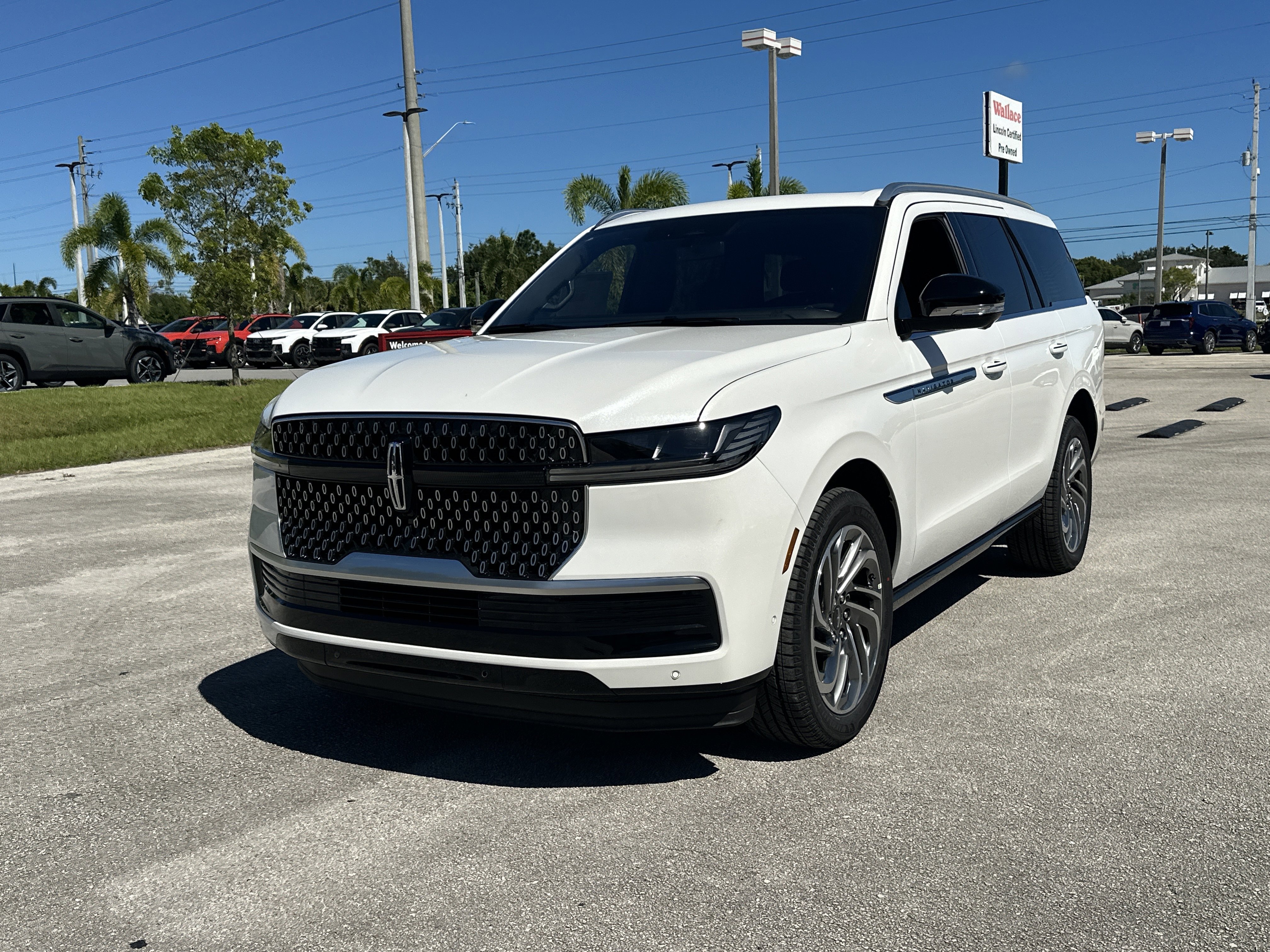 New 2025 Lincoln Navigator Reserve image 2