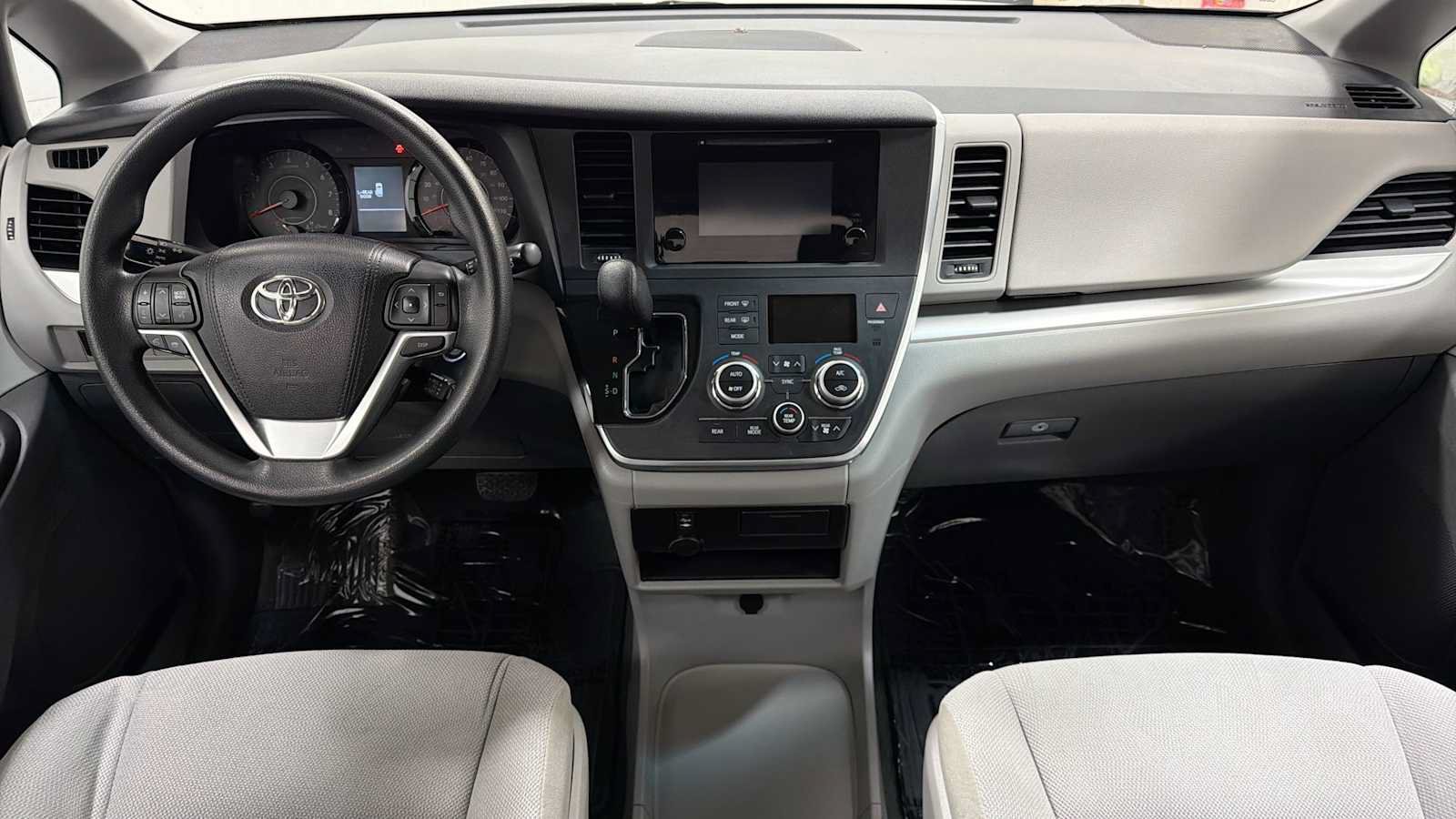 Used 2015 Toyota Sienna L FWD image 26