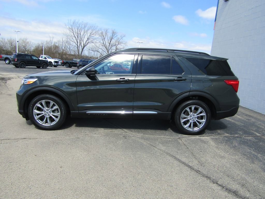 Used 2024 Ford Explorer XLT w/ Equipment Group 202A AWD/4WD image 2