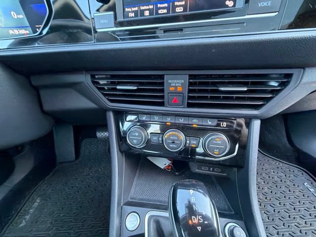 Used 2023 Volkswagen Jetta SE w/ Panoramic Sunroof Package FWD image 28