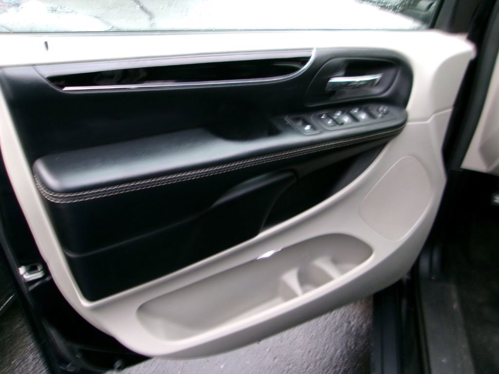 Used 2020 Dodge Grand Caravan SXT image 11