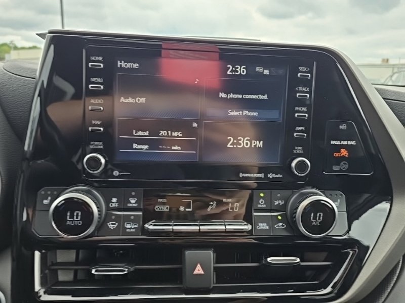 Used 2021 Toyota Highlander XLE AWD/4WD image 18