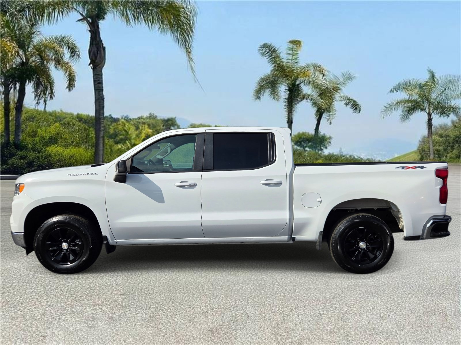 Used 2022 Chevrolet Silverado 1500 LT AWD/4WD image 2