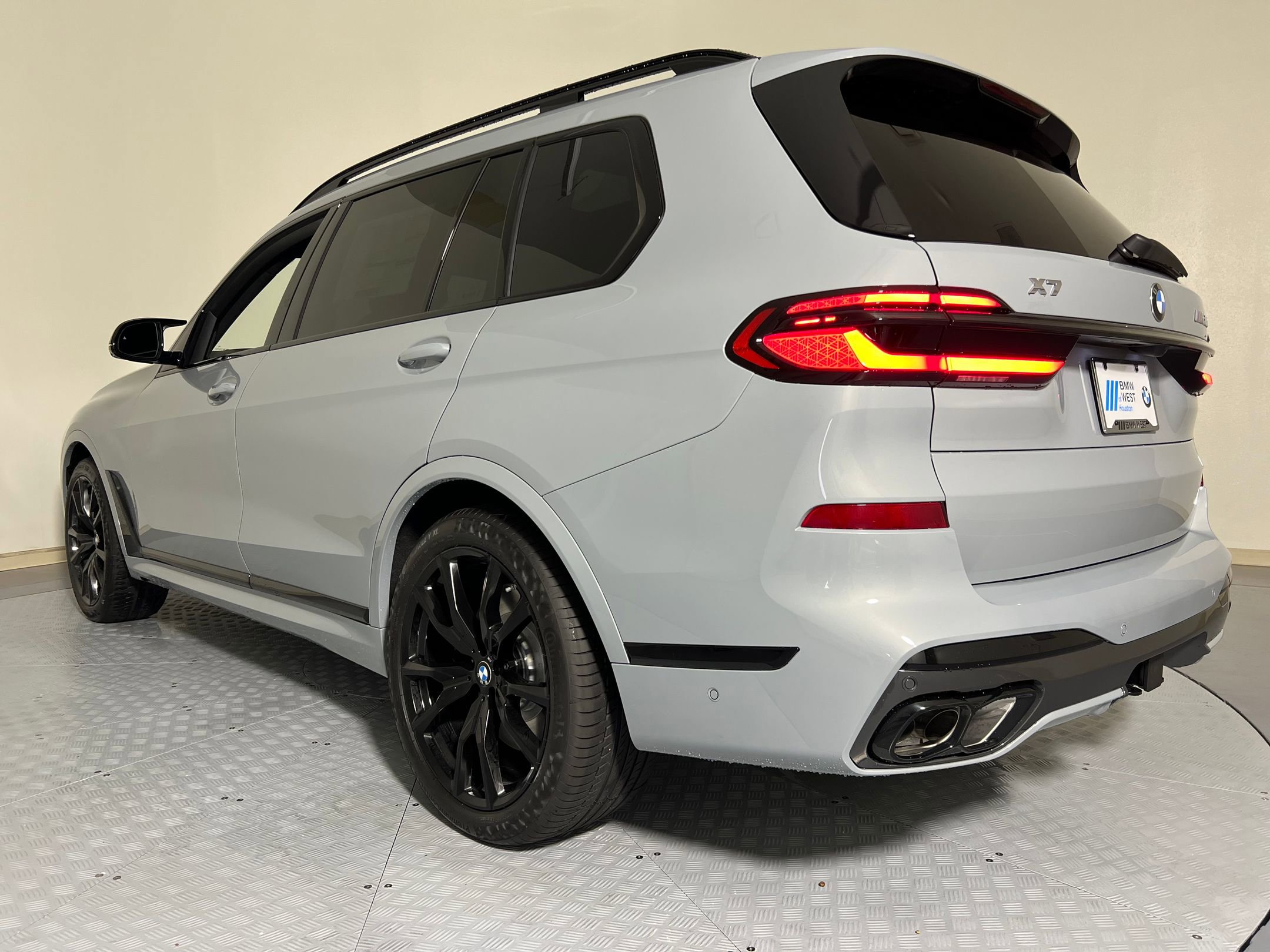 New 2026 BMW X7 M60i image 3