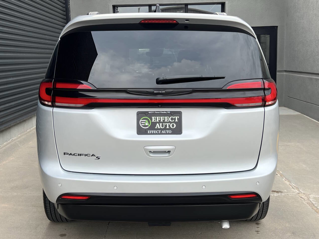 Used 2023 Chrysler Pacifica Touring-L w/ Uconnect Theater Family Group image 16