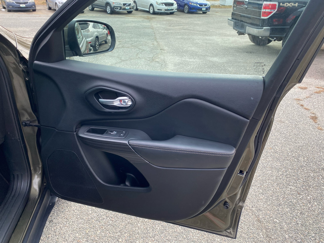 Used 2015 Jeep Cherokee Limited image 16