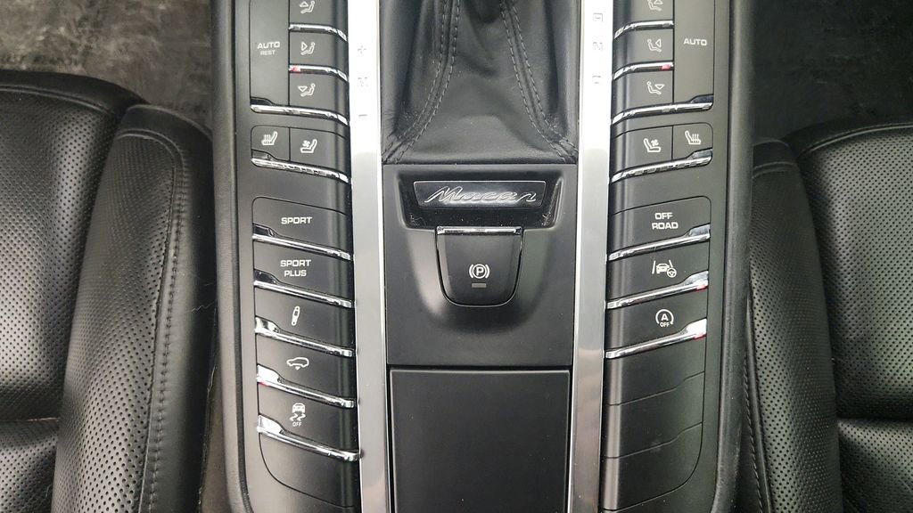 Used 2015 Porsche Macan Turbo image 31