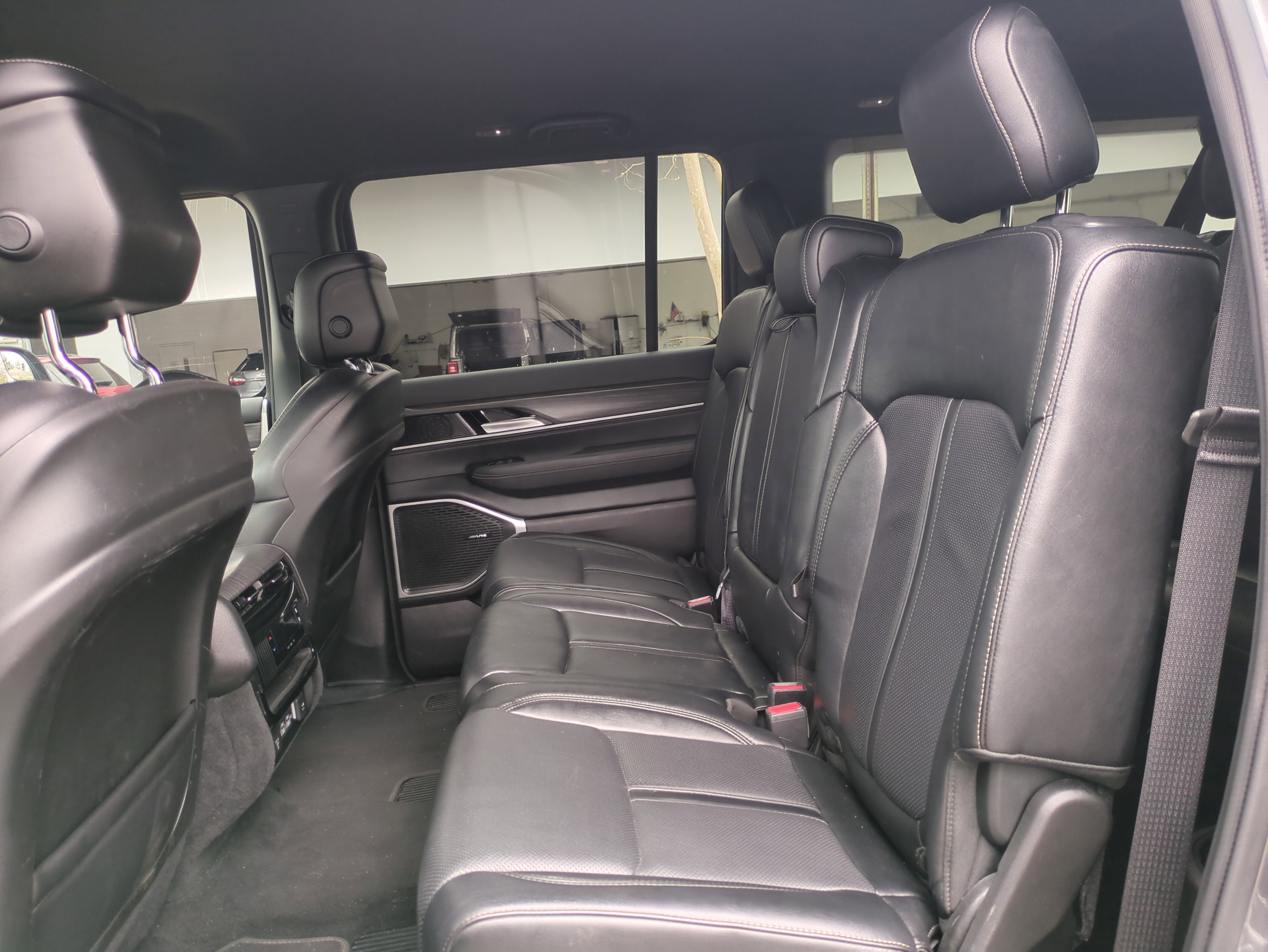 Certified 2024 Jeep Wagoneer L Series II w/ Flexible Seating Group image 15