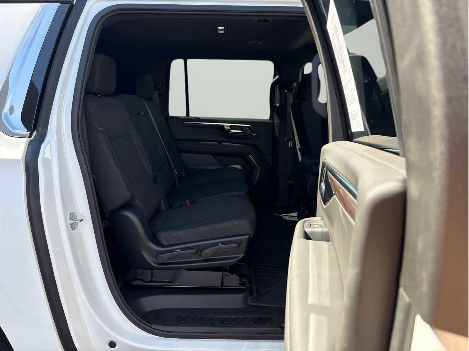 Used 2025 Chevrolet Suburban LS RWD image 16