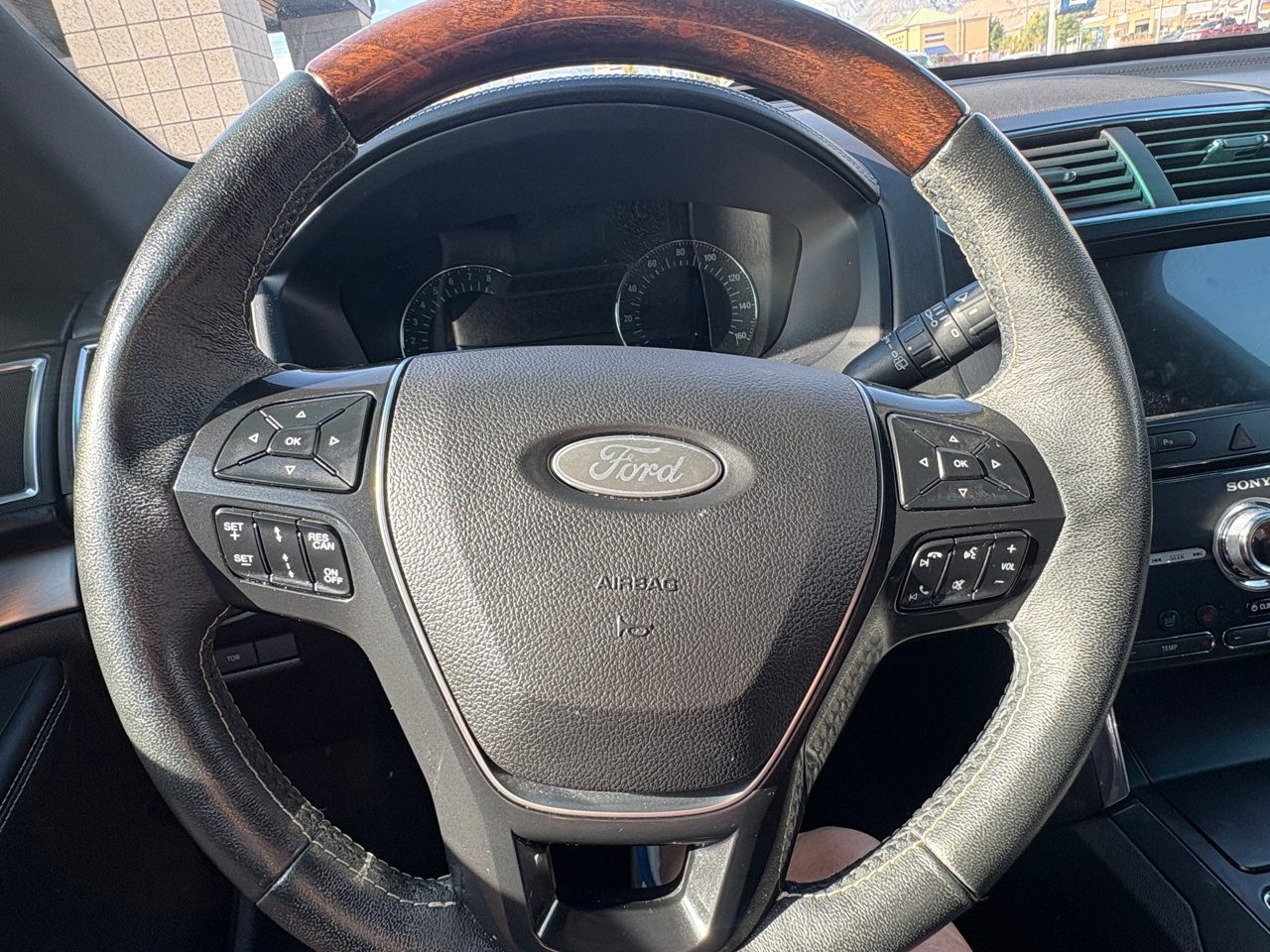 Used 2017 Ford Explorer Platinum image 21