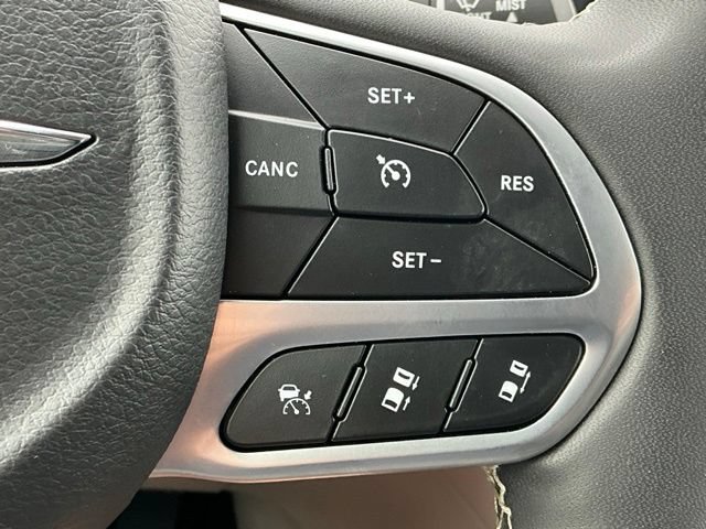 Used 2024 Chrysler Pacifica Touring-L FWD image 28