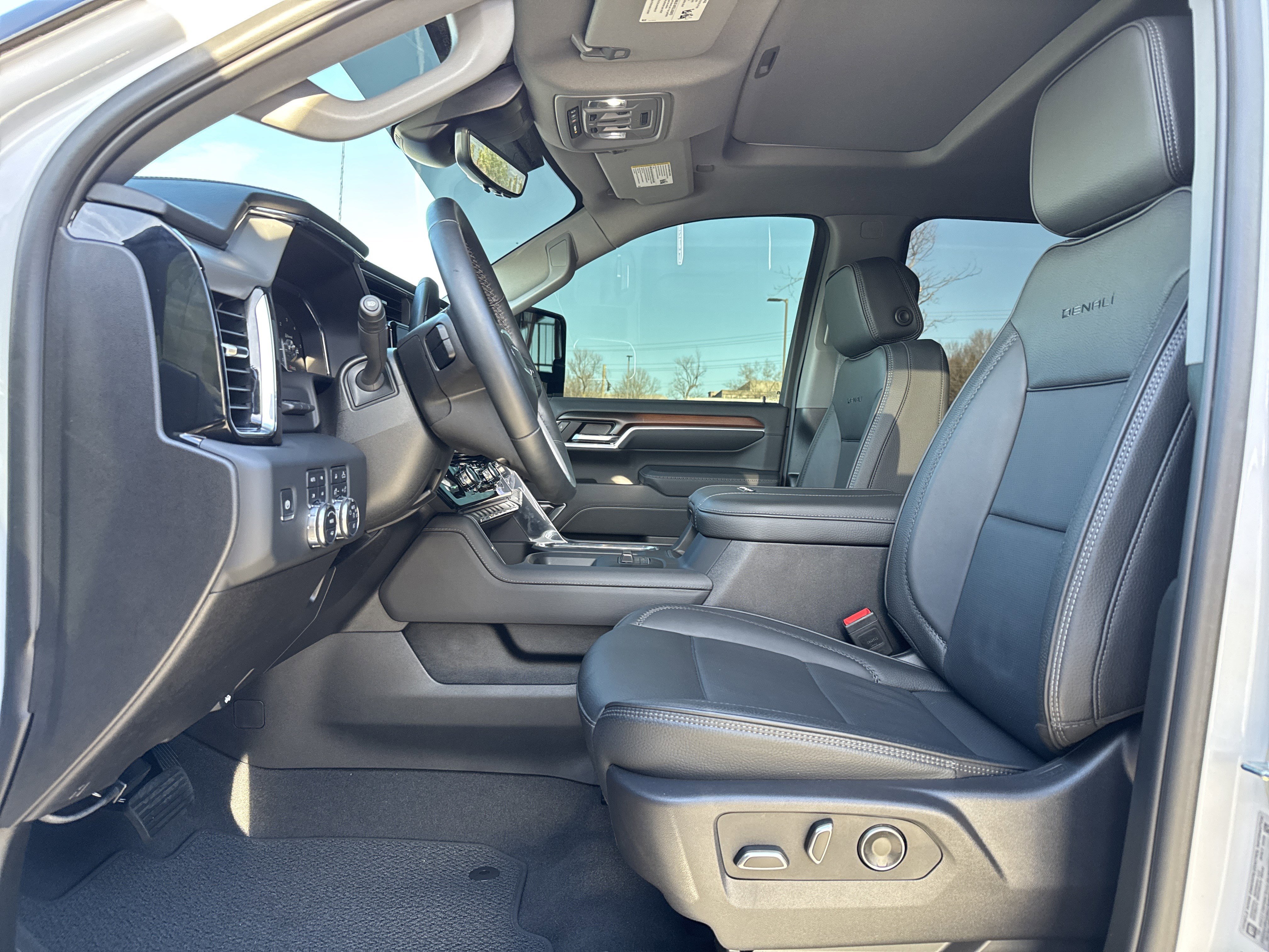 Used 2025 GMC Sierra 2500 Denali w/ Denali Reserve Package image 16