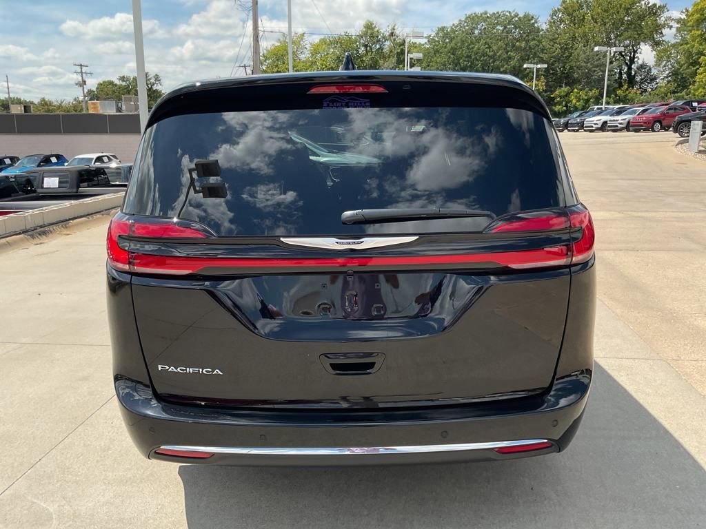 New 2026 Chrysler Pacifica Select image 5