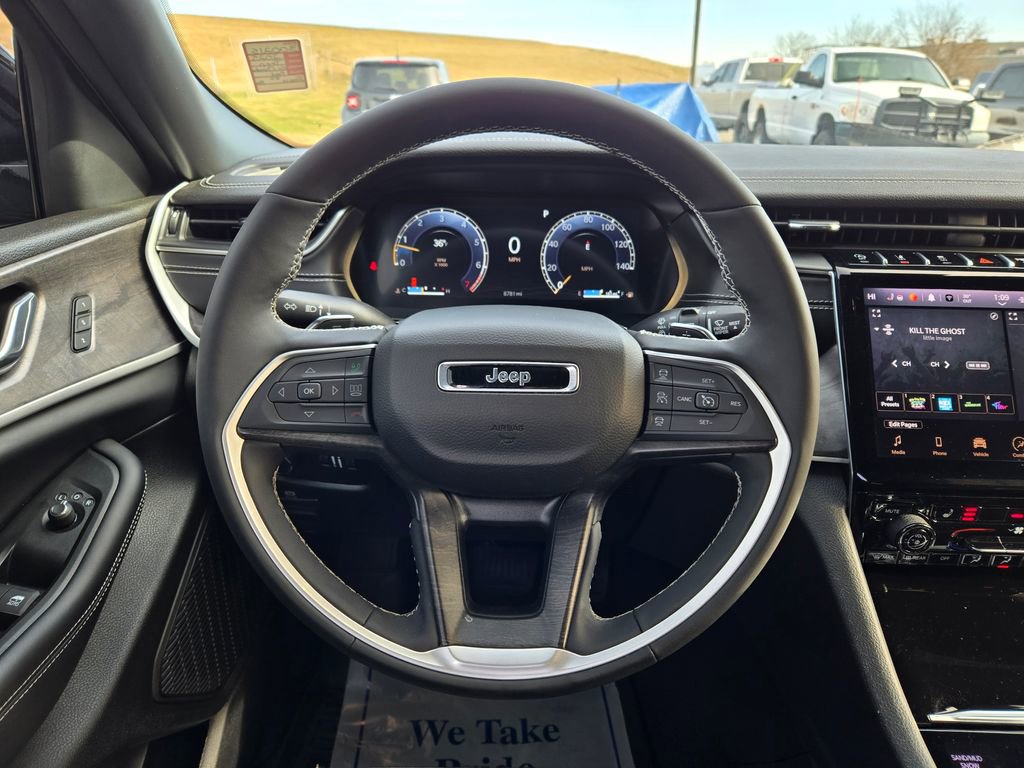 Used 2025 Jeep Grand Cherokee Limited w/ Black Appearance Package image 19