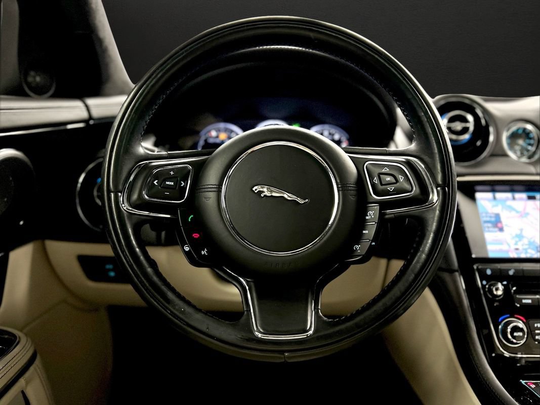 Used 2015 Jaguar XJ AWD/4WD image 27