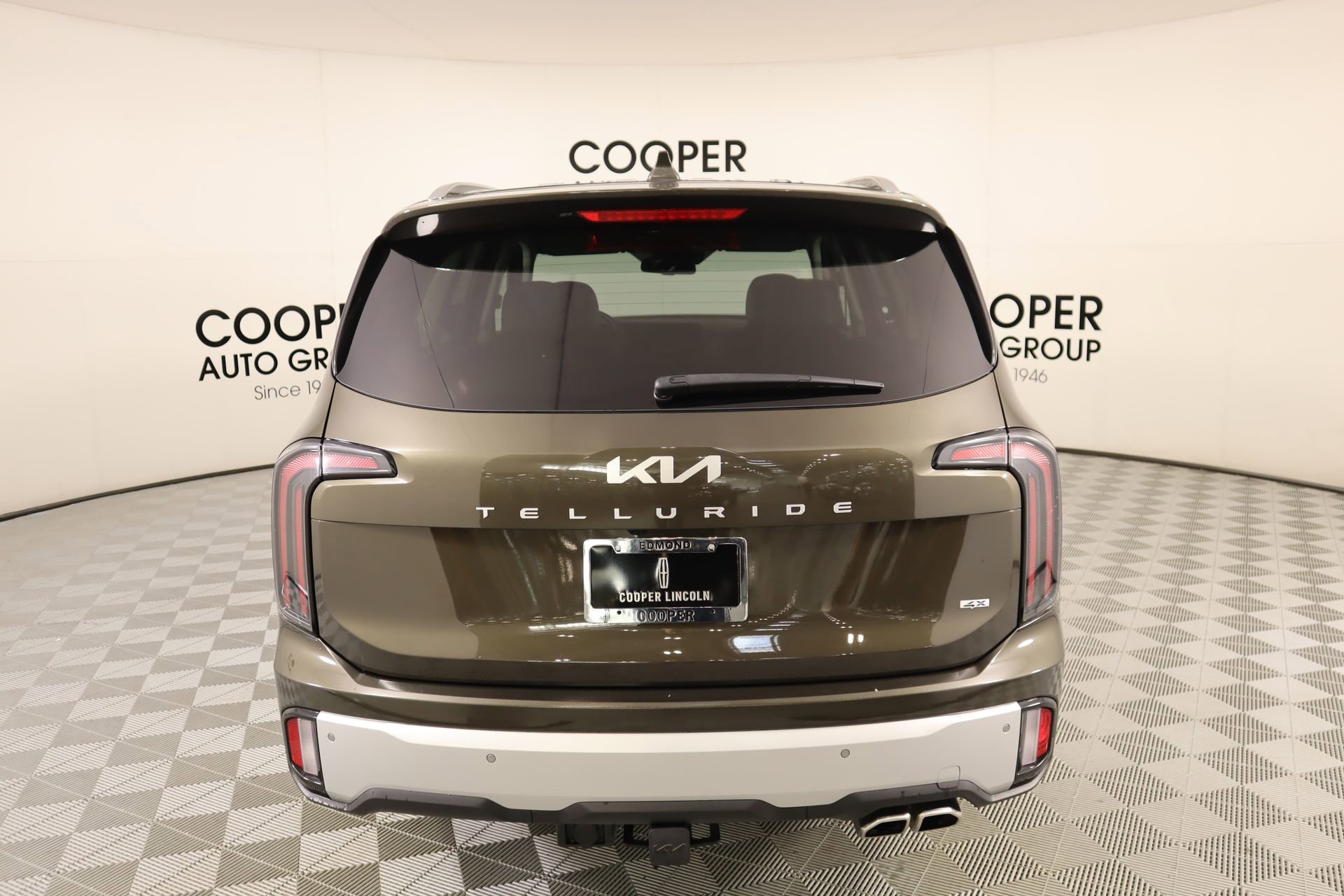Used 2024 Kia Telluride EX w/ EX Captain's Chair Package image 23