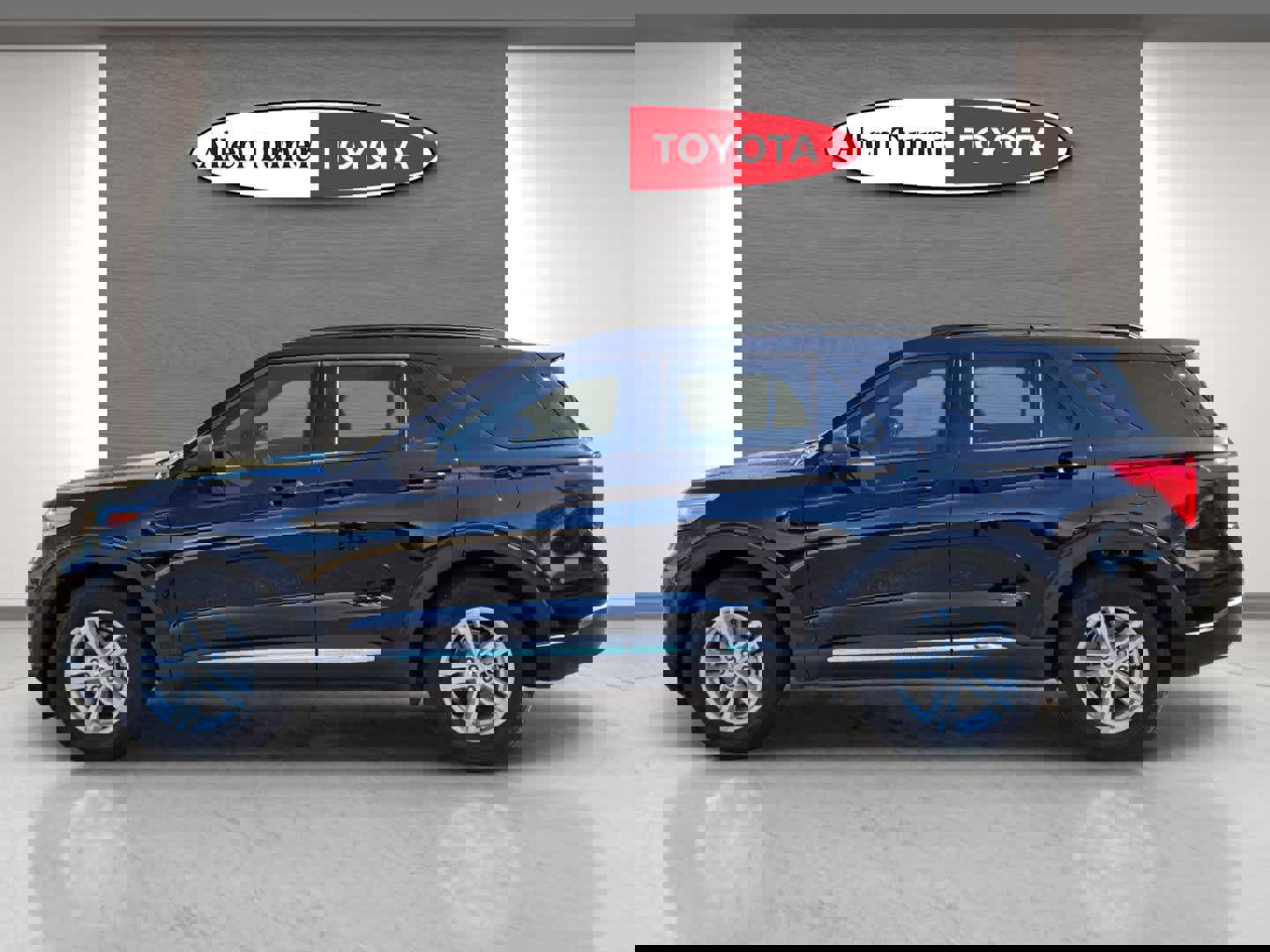 Used 2024 Ford Explorer XLT image 10