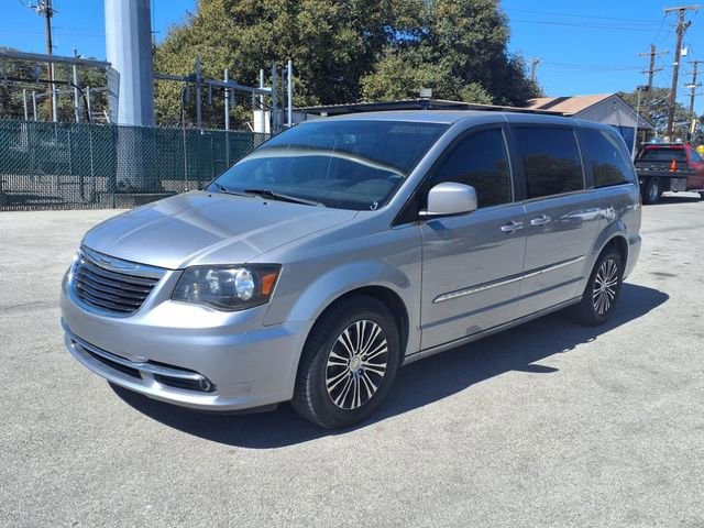 Used 2014 Chrysler Town & Country S image 3