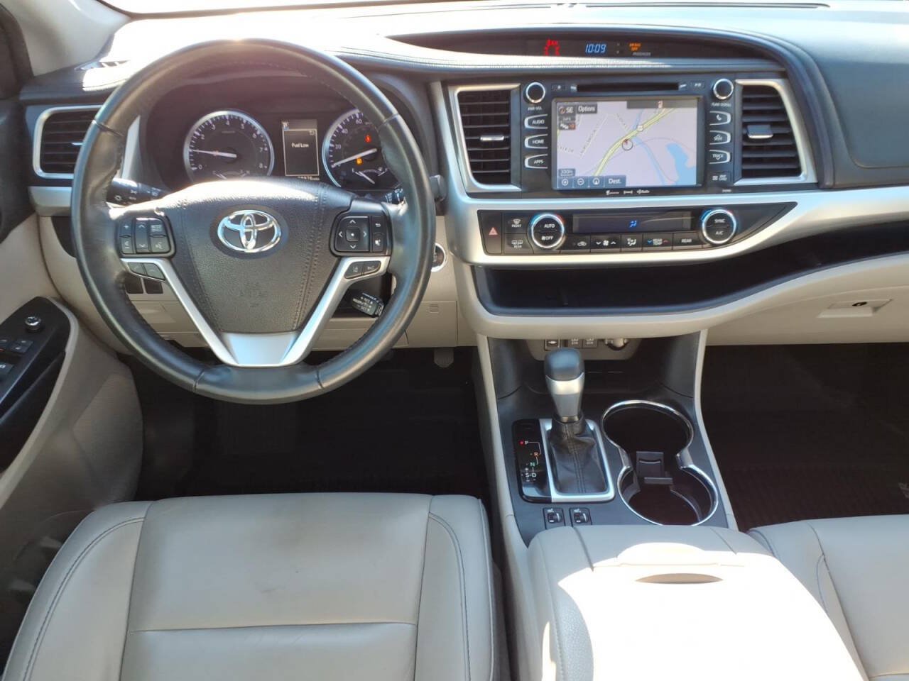 Used 2019 Toyota Highlander XLE FWD image 14