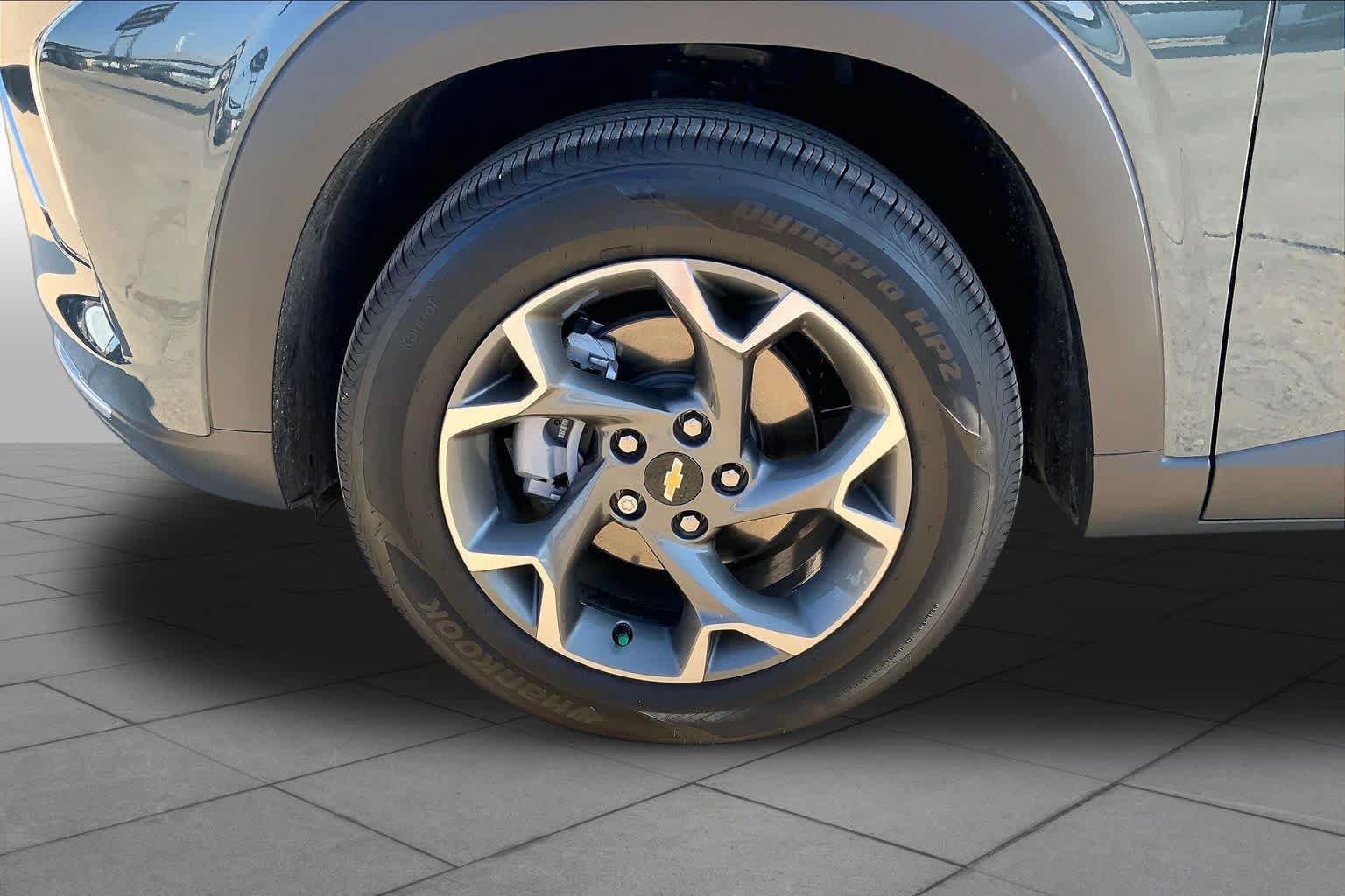 Used 2026 Chevrolet Trax LT w/ Sunroof Package FWD image 9