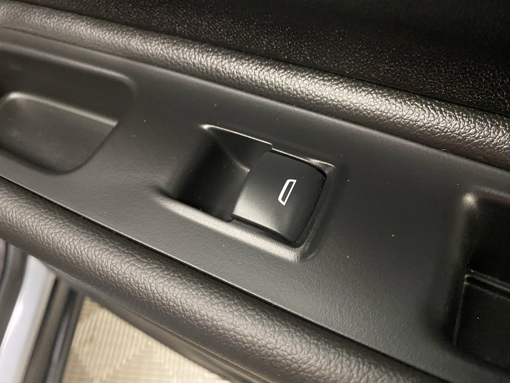 Used 2024 GMC Terrain SLT image 15