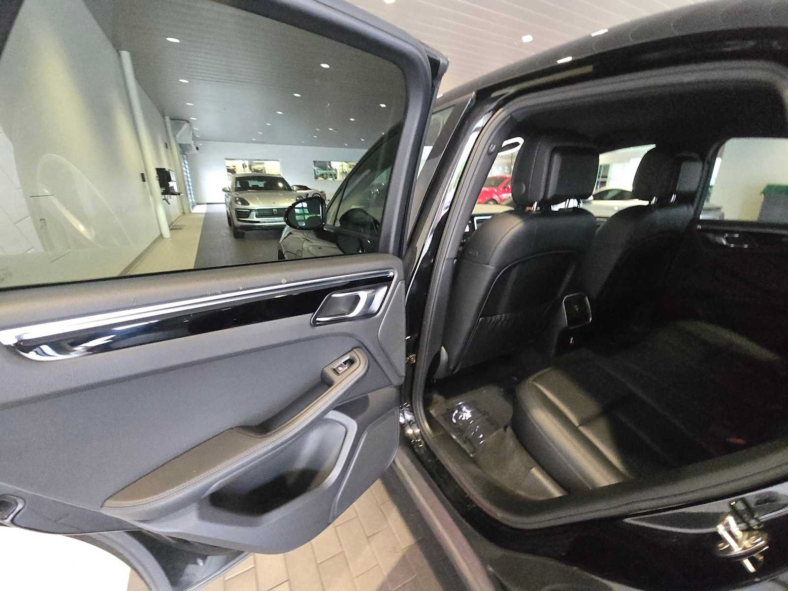 Used 2020 Porsche Macan AWD/4WD image 17