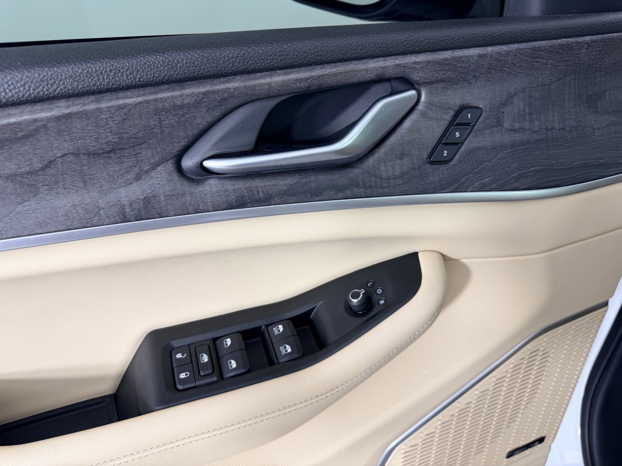 Used 2025 Jeep Grand Cherokee Limited w/ Luxury Tech Group II image 21