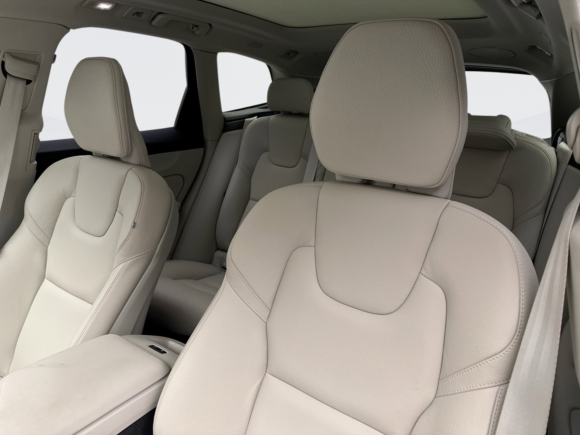 Used 2025 Volvo XC60 T8 Plus w/ Climate Package image 14