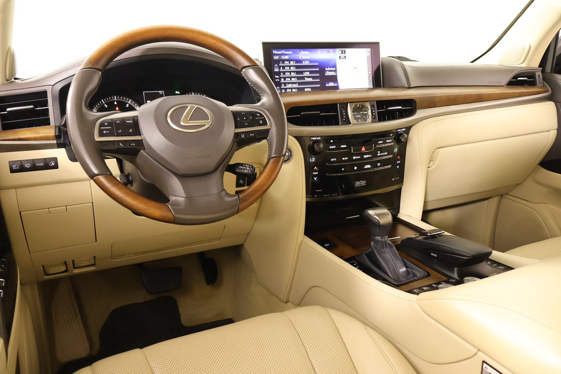 Used 2021 Lexus LX 570 4WD w/ Luxury Package image 2