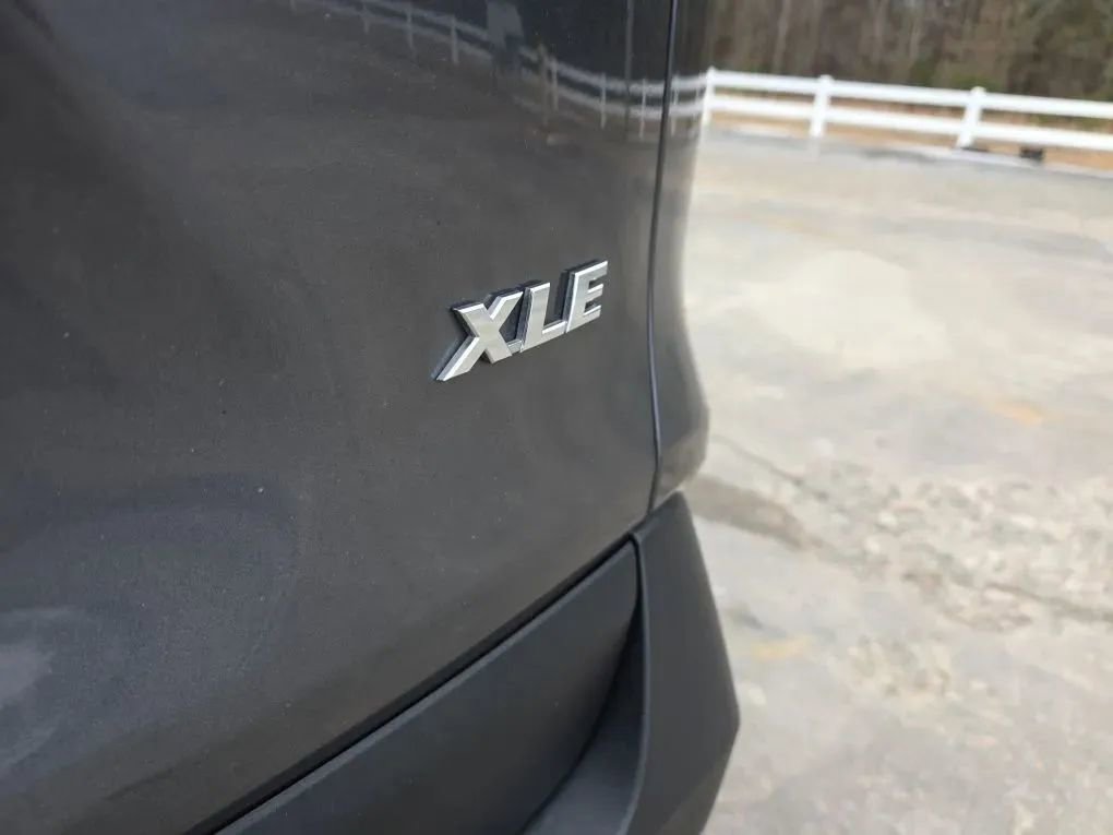 Used 2021 Toyota RAV4 XLE Premium image 12