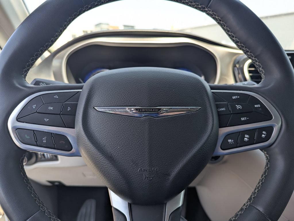 Used 2023 Chrysler Pacifica Touring-L FWD image 20
