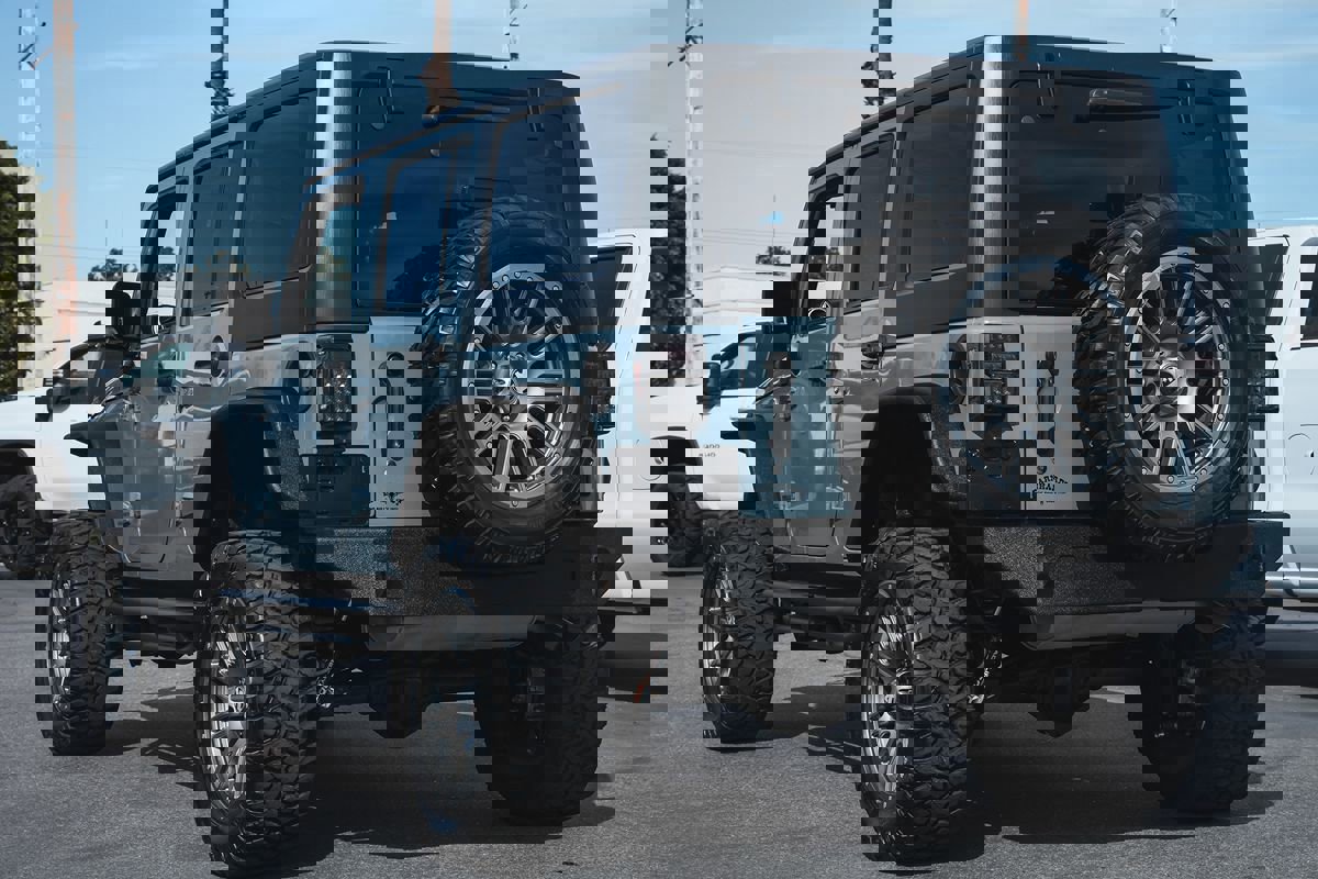 Used 2015 Jeep Wrangler Unlimited Rubicon w/ Connectivity Group image 18