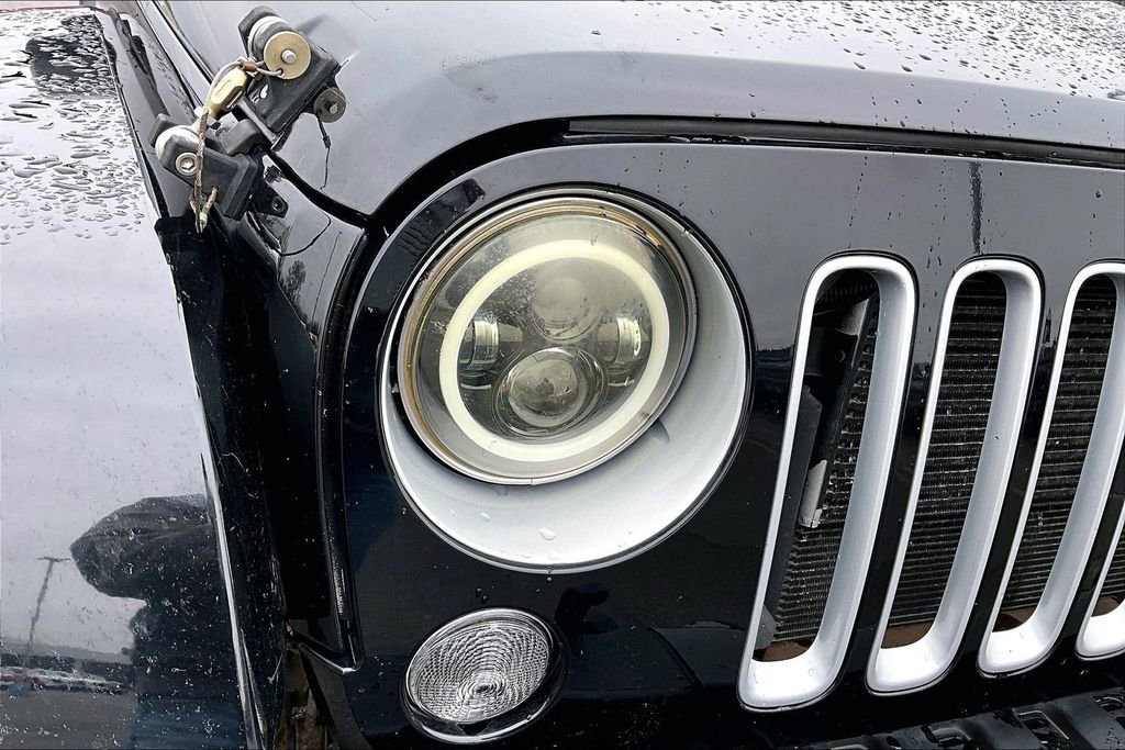 Used 2016 Jeep Wrangler Unlimited Sahara w/ Connectivity Group image 29