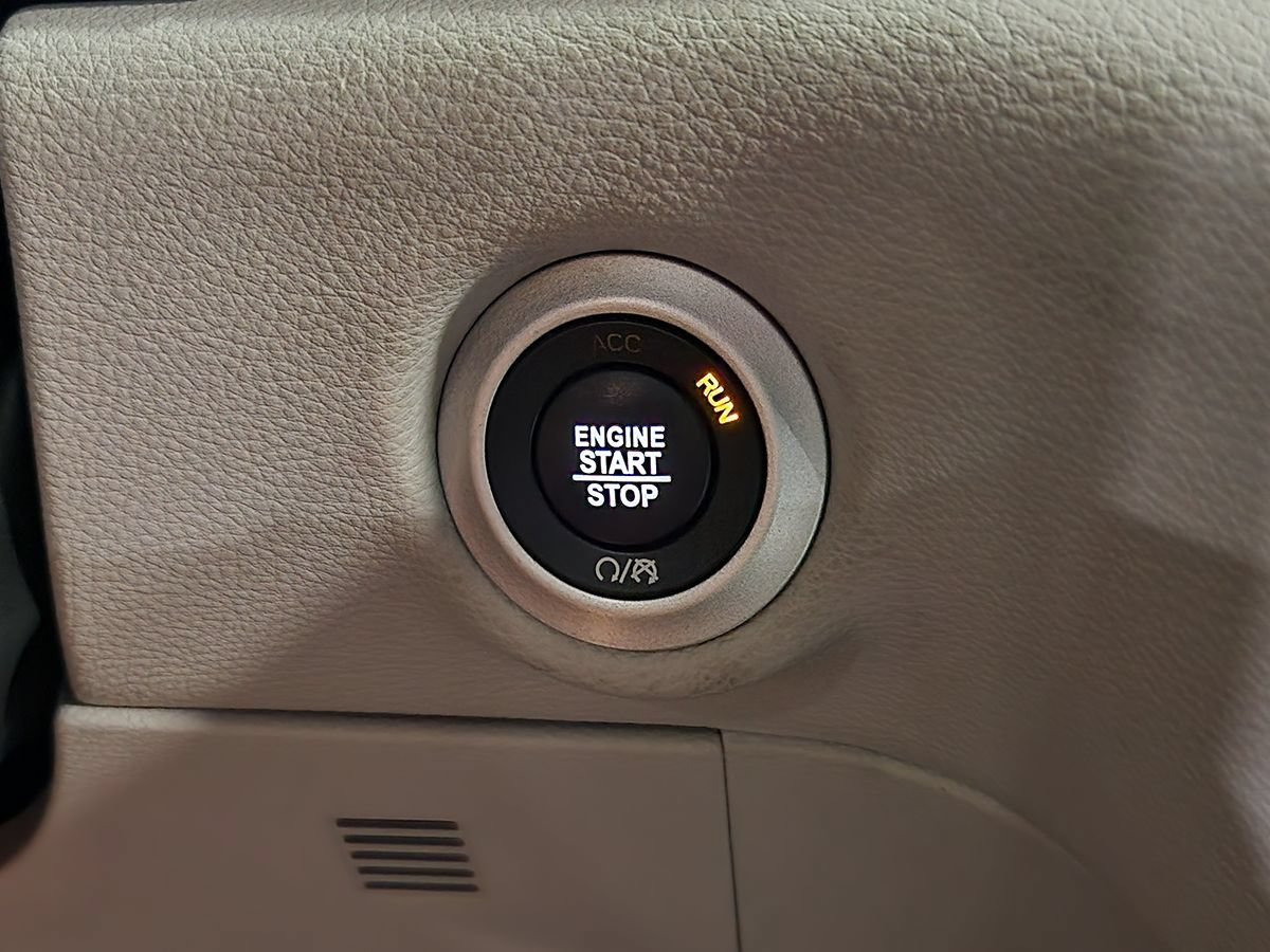 Used 2023 Chrysler Pacifica Touring-L FWD image 41