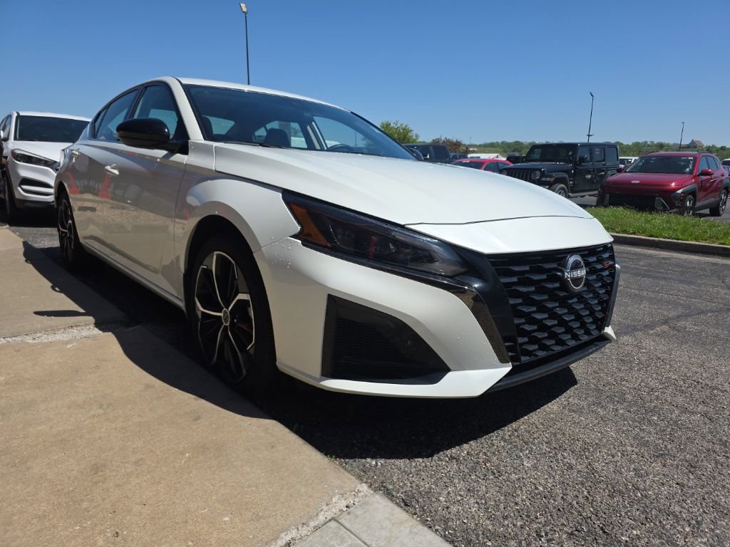 Used 2025 Nissan Altima 2.5 SR image 3