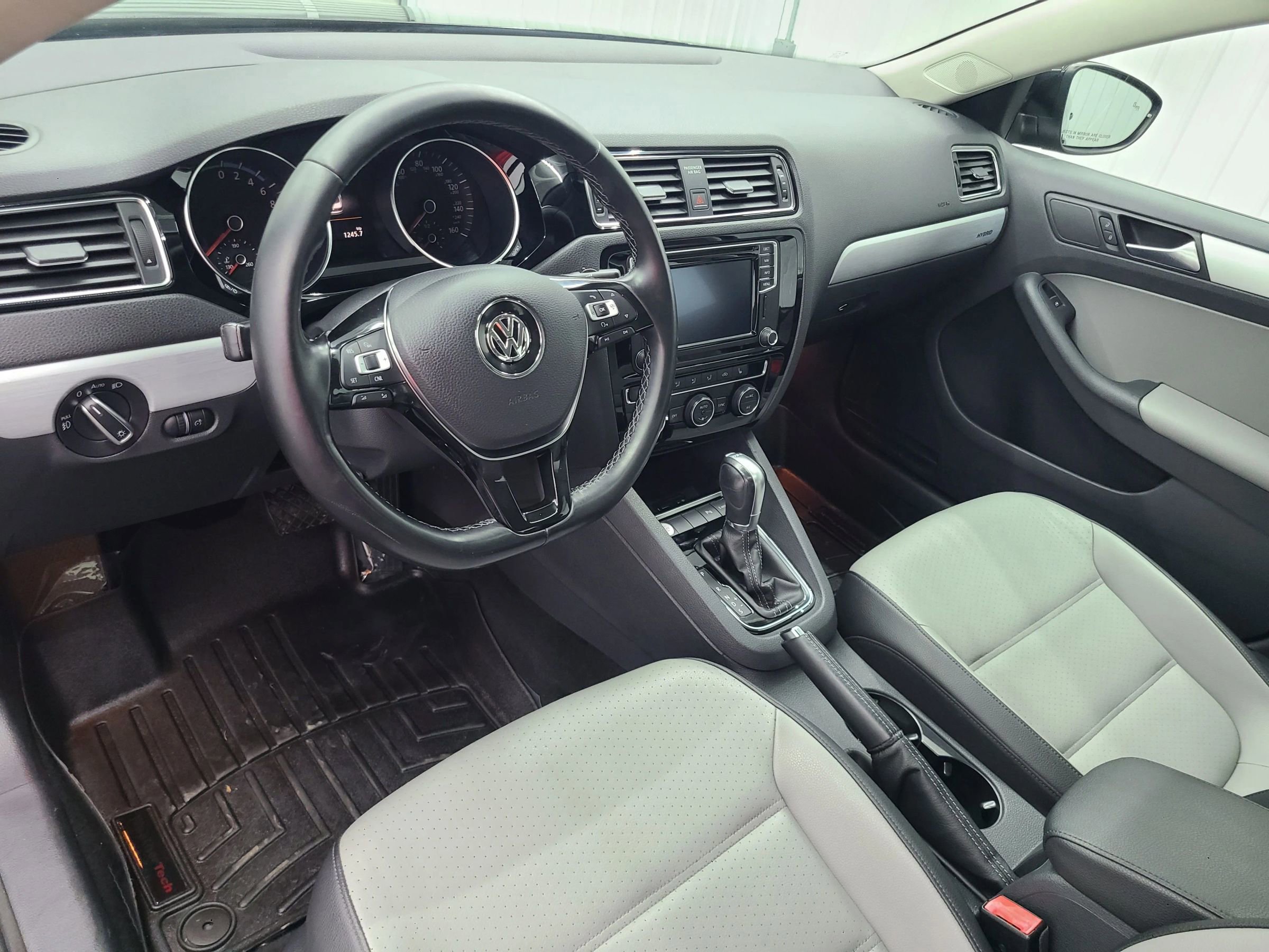 Used 2016 Volkswagen Jetta SEL Premium image 24