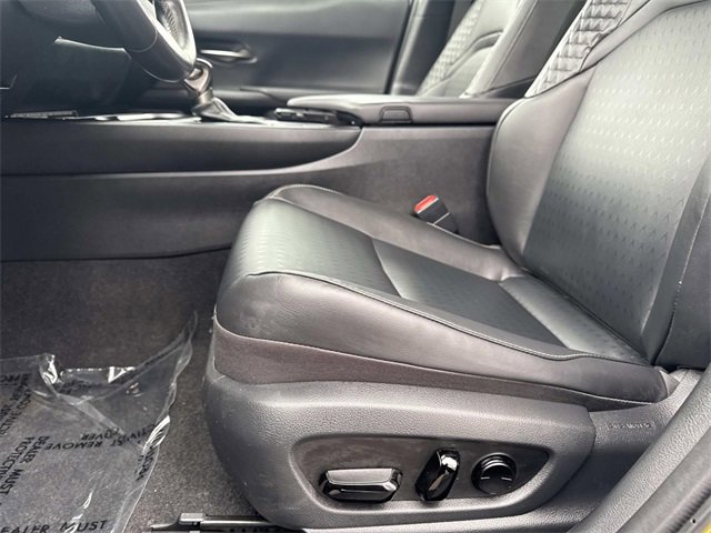 Certified 2022 Lexus UX 200 w/ Accessory Package (Z2) image 18