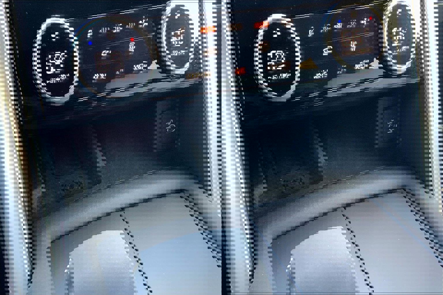 Used 2024 Land Rover Discovery Metropolitan Edition image 34