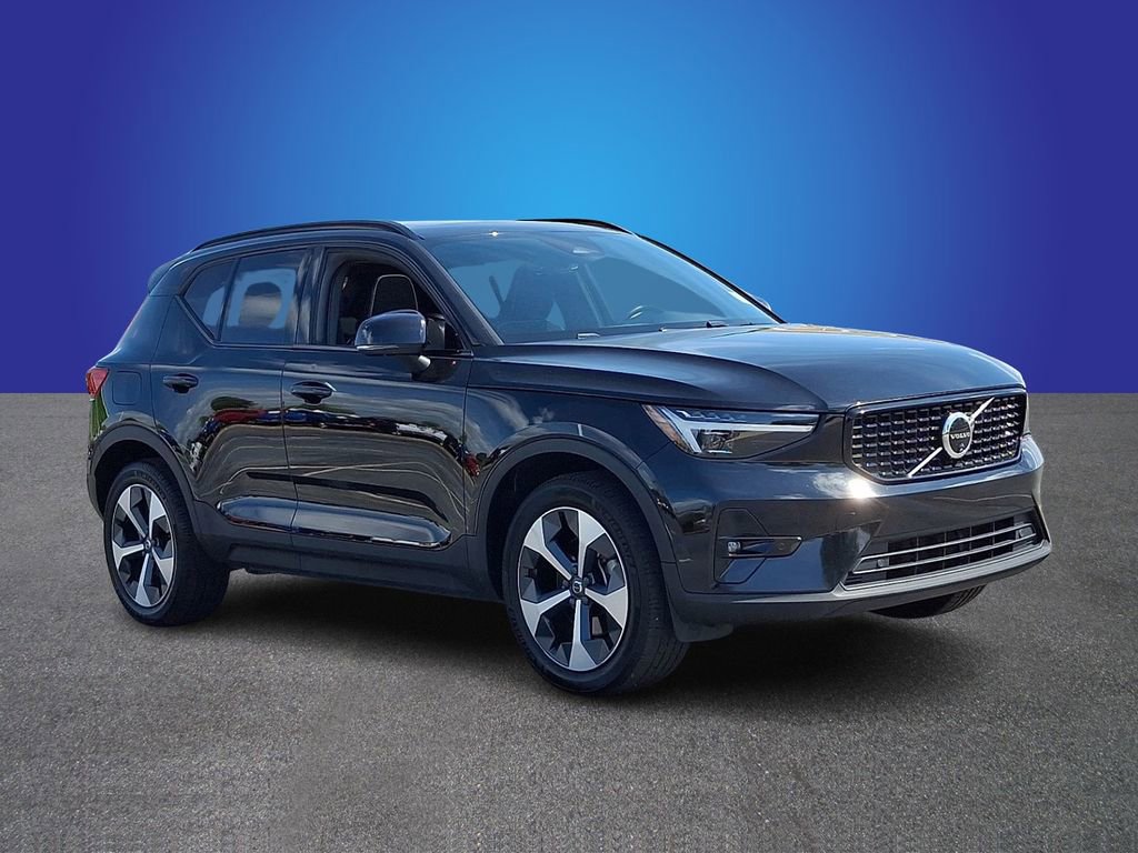 Used 2024 Volvo XC40 B5 Plus image 3