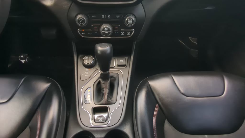 Used 2022 Jeep Cherokee Trailhawk w/ Technology Group B AWD/4WD image 15