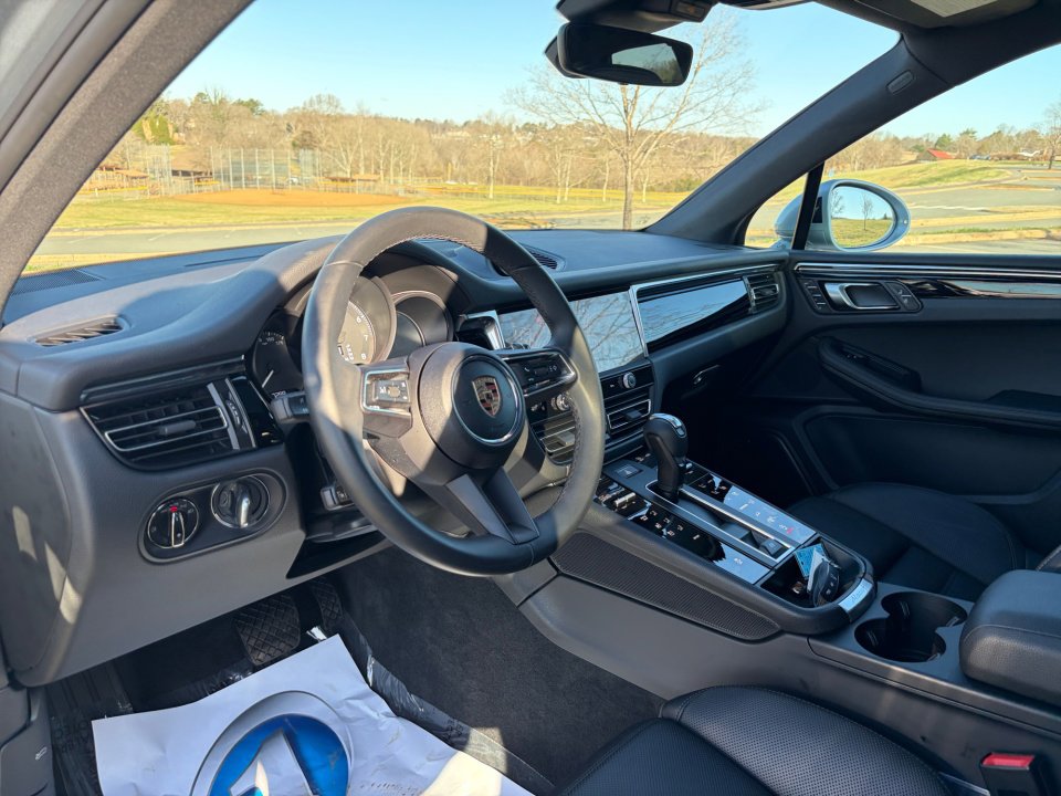 Certified 2025 Porsche Macan image 4
