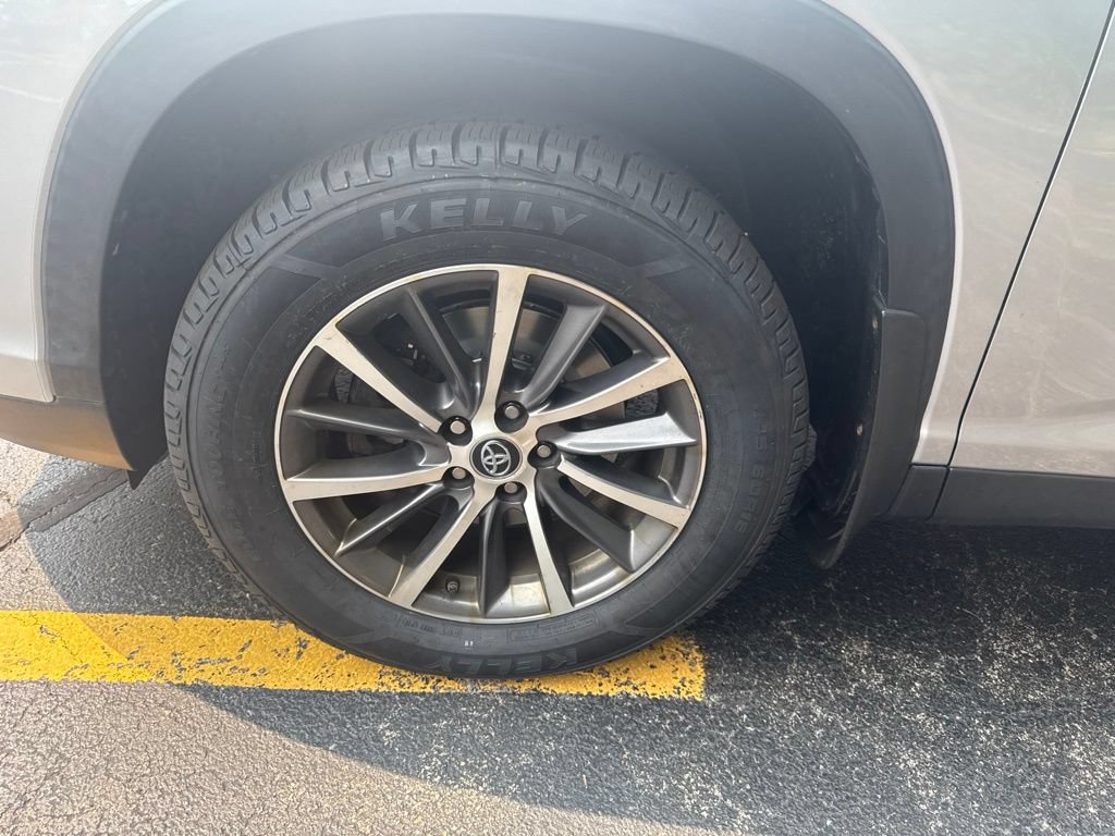 Used 2019 Toyota Highlander XLE AWD/4WD image 11