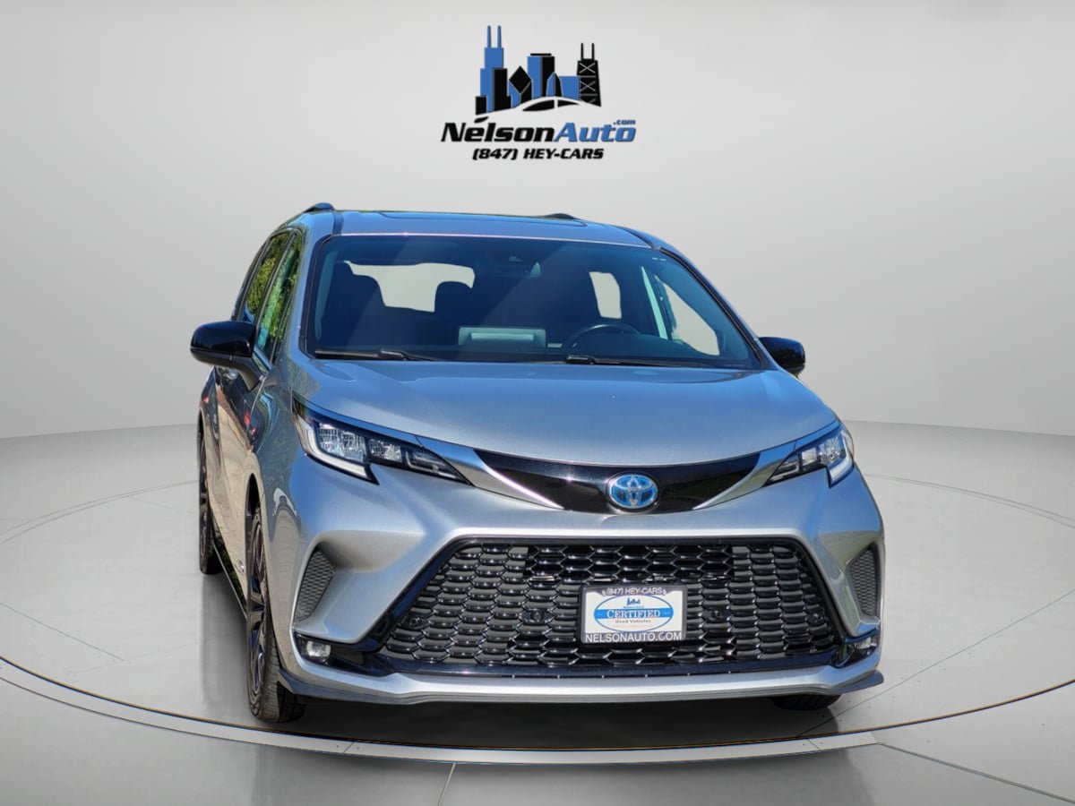 Used 2021 Toyota Sienna XSE w/ XSE Plus Package FWD image 2