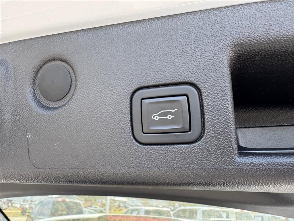 Used 2023 Chevrolet Equinox Premier image 11