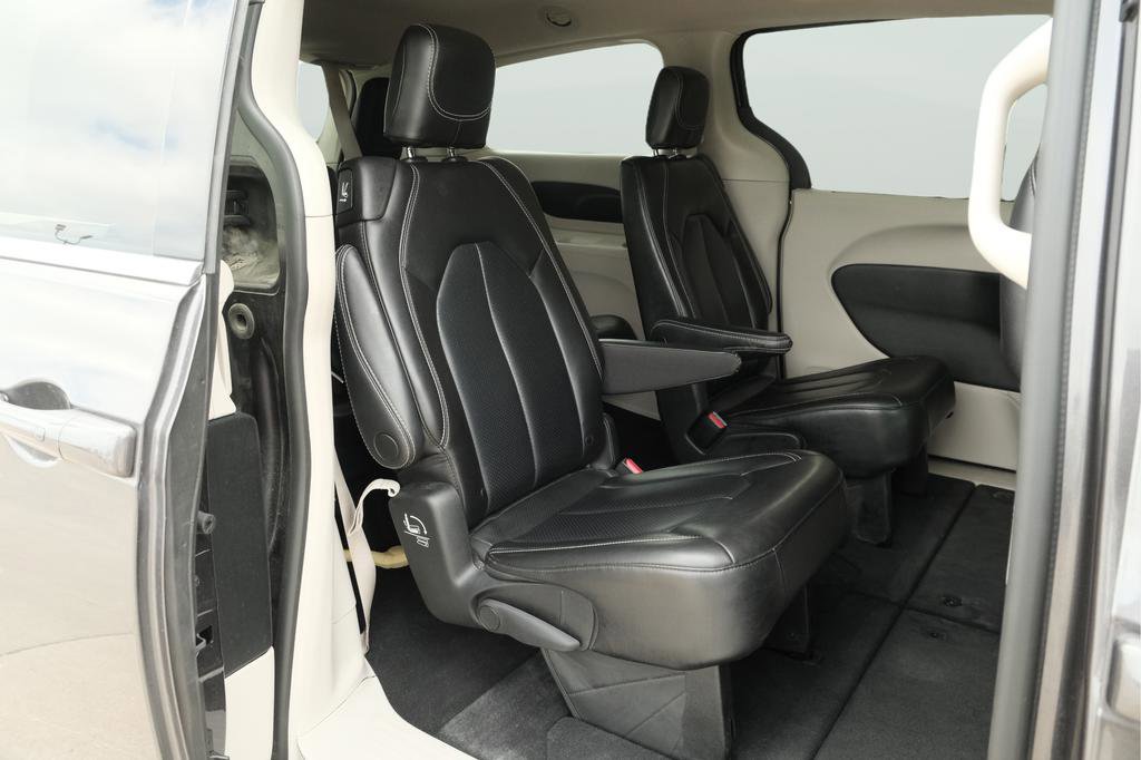 Used 2023 Chrysler Pacifica Touring-L FWD image 36