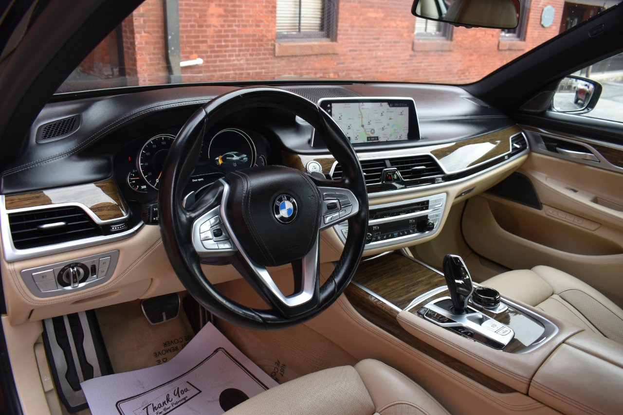 Used 2019 BMW 750i w/ Executive Package image 11