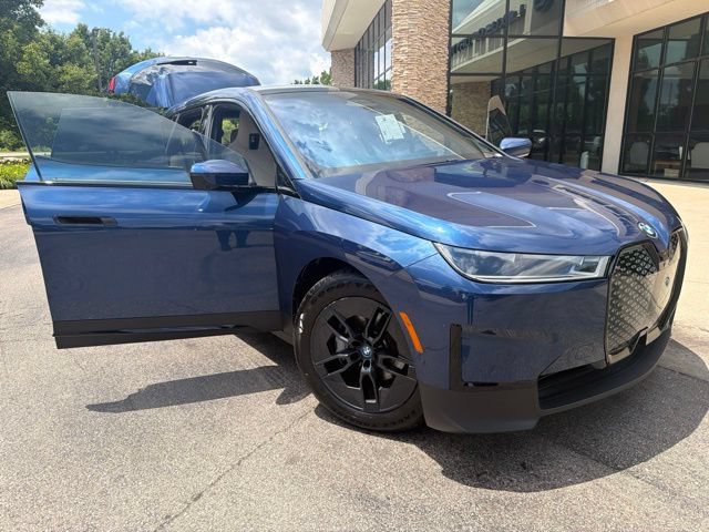 Used 2023 BMW iX xDrive50 w/ Premium Package AWD/4WD image 9