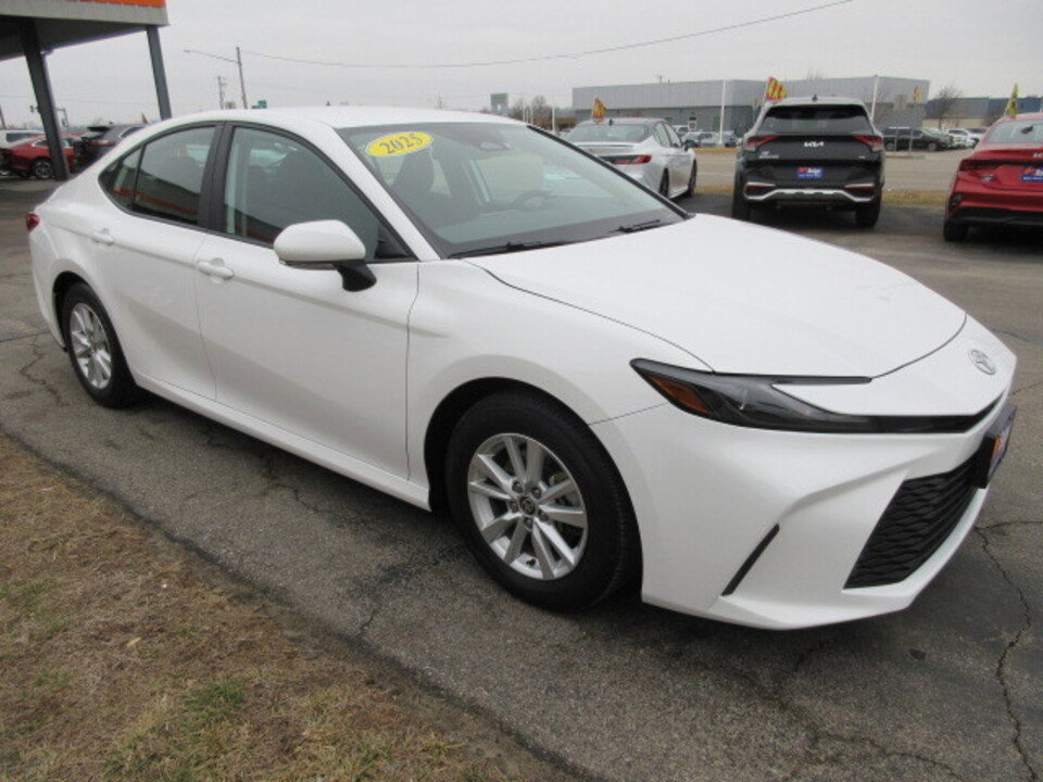 Used 2025 Toyota Camry LE image 7