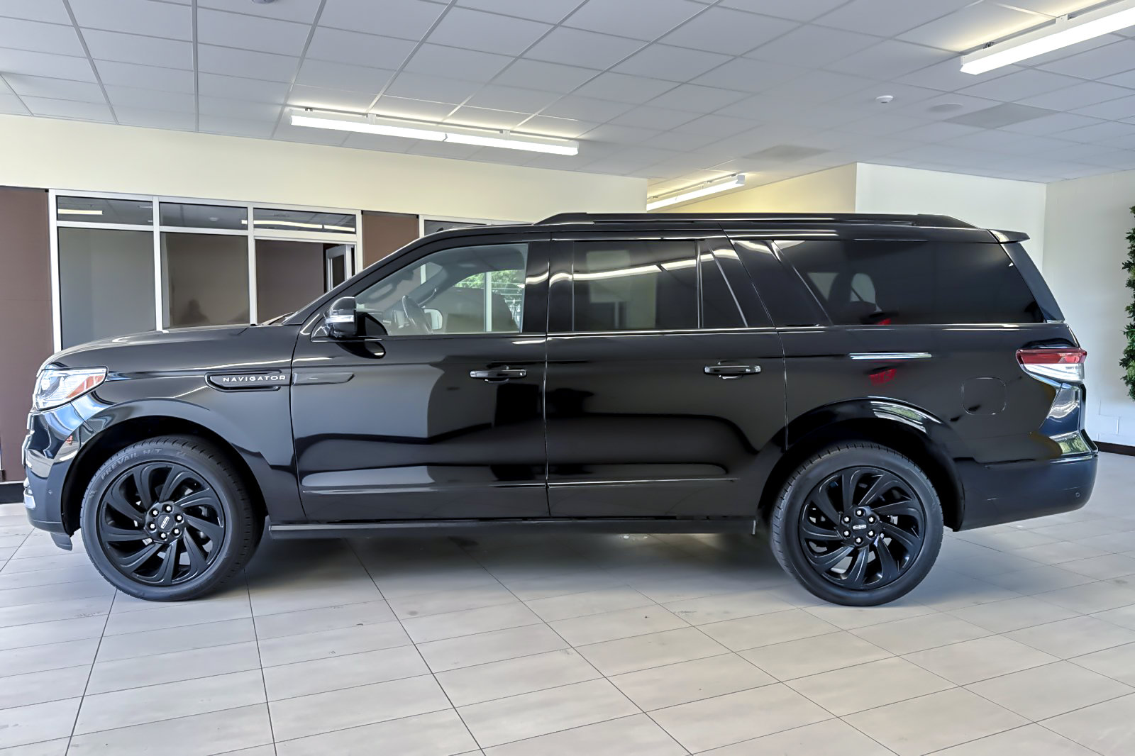 Certified 2023 Lincoln Navigator L Reserve AWD/4WD image 7